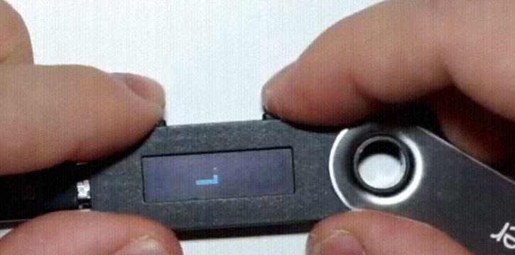 Киллер-апп из 70-х: Томас Рот научил Ledger Nano S играть в «Змейку»